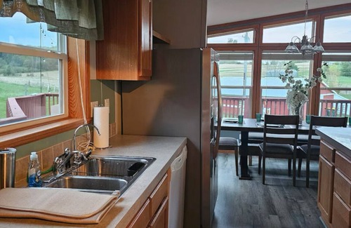 Richland Center Otro | Charming 3-bedroom farmhouse in rural Richland Area with hot tub and A/C