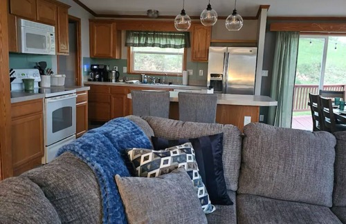 Richland Center Otro | Charming 3-bedroom farmhouse in rural Richland Area with hot tub and A/C