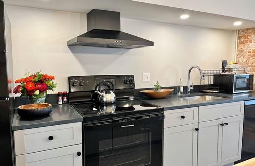 Shelburne Falls Apartamento | Charming 3-Bedroom Family Retreat, DOWNTOWN Shelburne Falls. Walk to Everything!