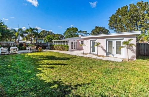 Southside Casa | Charming 3-bedroom house in wonderful West Palm Beach with WiFi & new A/C.