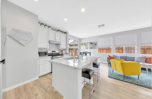 West Sacramento Casa | Charming 3-bedroom house 20 minute walk to the river.