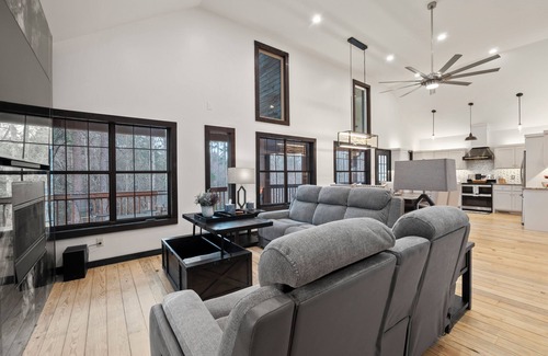 Flowery Branch Cabina | Charming 3-bedroom cabin in pleasant Flowery Branch with WiFi, AC
