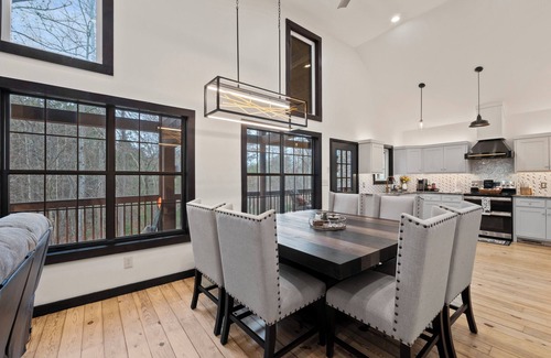Flowery Branch Cabina | Charming 3-bedroom cabin in pleasant Flowery Branch with WiFi, AC