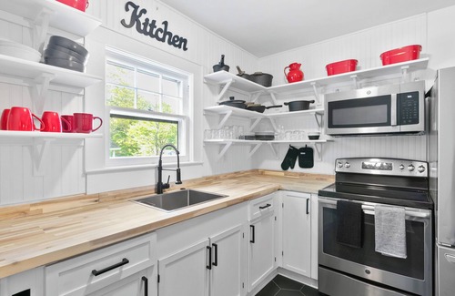 Sylvan Heights Casa | Charming 3-bedroom house with WiFi, AC in beautiful Hendersonville