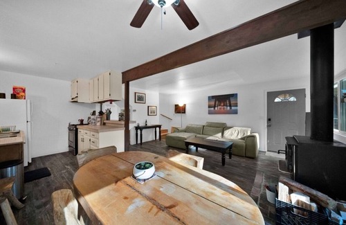 Trinity County Cabina | Charming 3-bedroom cabin with WiFi, AC in tranquil Trinity Center