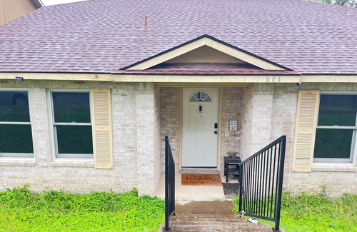Universal City Casa | Charming 3-bedroom house with WiFi and AC on Northeast Side