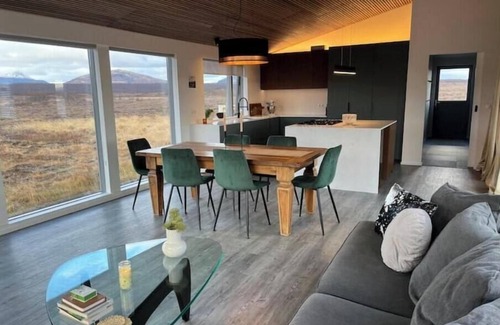 Blaskogabyggd Cabaña | Charming 3-bedroom cottage in lovely Bláskógabyggð with stunning mountain view