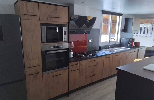 La Possession Casa | Charming 3-bedroom house with AC and WiFi in La Possession
