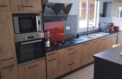 La Possession Casa | Charming 3-bedroom house with AC and WiFi in La Possession