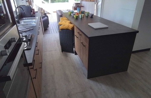 La Possession Casa | Charming 3-bedroom house with AC and WiFi in La Possession