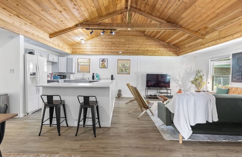 Point Casa | Charming 3-bedroom, gorgeous Lake Front, Fishing Dock, Fire Pit, Kayak & more