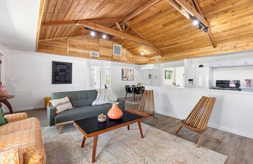 Point Casa | Charming 3-bedroom, gorgeous Lake Front, Fishing Dock, Fire Pit, Kayak & more