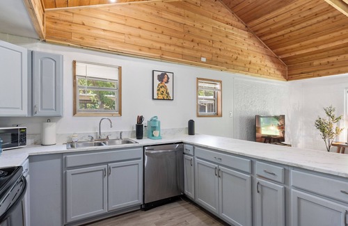 Point Casa | Charming 3-bedroom, gorgeous Lake Front, Fishing Dock, Fire Pit, Kayak & more
