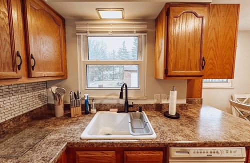 Fairview Park Casa | Charming 3-bedroom bungalow in Cleveland area!