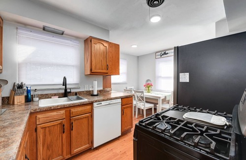 Fairview Park Casa | Charming 3-bedroom bungalow in Cleveland area!