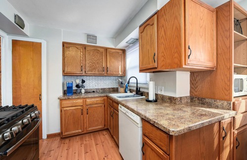 Fairview Park Casa | Charming 3-bedroom bungalow in Cleveland area!