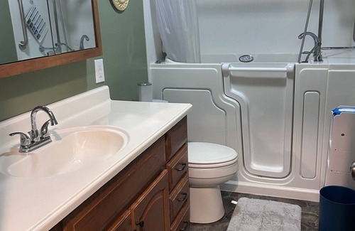 Mountain City Casa | Charming 3-bedroom house in Mountain City beautiful big coy pond in backyard