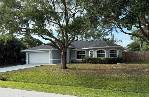 Port Saint Lucie Casa | Charming 3-bedroom house with AC, WiFi in welcoming Port St. Lucie