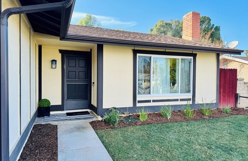 Valencia Casa | Charming 3-bedroom house with WiFi and AC in Santa Clarita