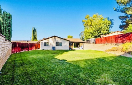 Valencia Casa | Charming 3-bedroom house with WiFi and AC in Santa Clarita