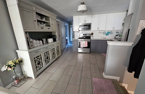East Side Casa | Charming 3-bedroom 1 bathroom bungalow in cool Chicago with AC friendly family