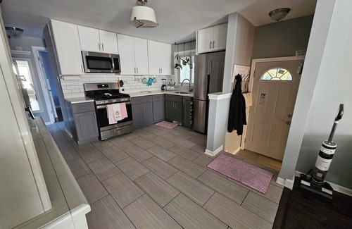 East Side Casa | Charming 3-bedroom 1 bathroom bungalow in cool Chicago with AC friendly family