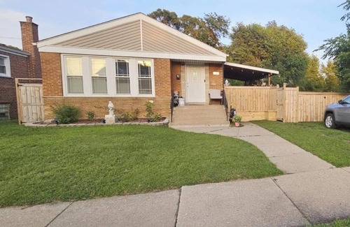 East Side Casa | Charming 3-bedroom 1 bathroom bungalow in cool Chicago with AC friendly family