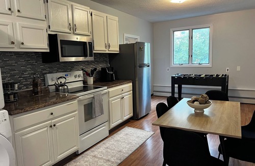 Leominster Apartamento | Charming 3-bedroom - 10 miles to Wachusett Mountain Ski Area!
