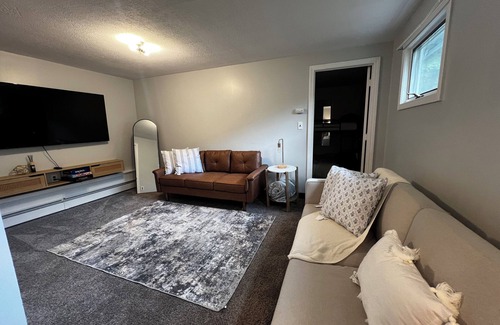 Leominster Apartamento | Charming 3-bedroom - 10 miles to Wachusett Mountain Ski Area!