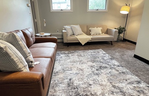 Leominster Apartamento | Charming 3-bedroom - 10 miles to Wachusett Mountain Ski Area!