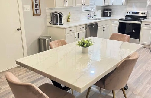 Terrell Casa | Charming 3-bedroom 2 bathroom house in Terrell with WiFi and AC