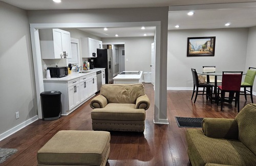 Birmingham Casa | Charming 3-bedroom 2 bathroom house with WiFi, AC in marvelous Birmingham..
