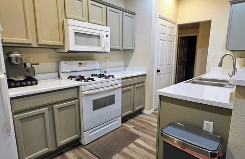 Rio Rancho Apartamento | Charming 3-bedroom apartment in enchanting Rio Rancho with AC, WiFi
