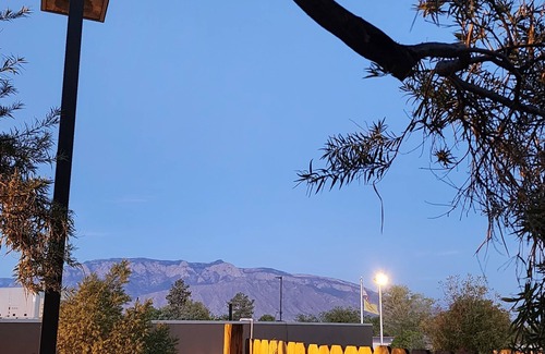 Rio Rancho Apartamento | Charming 3-bedroom apartment in enchanting Rio Rancho with AC, WiFi