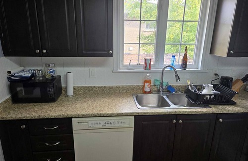 Brampton Casa | Charming 3 bedroom apartment close to Pearson Airport and all amenities