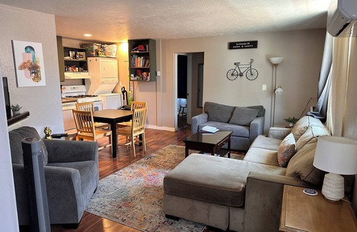 La Grande Apartamento | Charming 3-bedroom apartment with WiFi, AC walkable to downtown La Grande