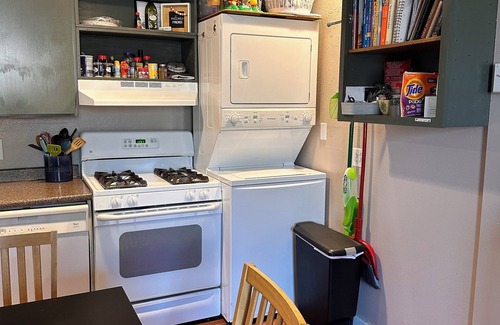 La Grande Apartamento | Charming 3-bedroom apartment with WiFi, AC walkable to downtown La Grande