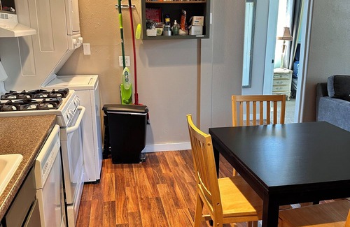 La Grande Apartamento | Charming 3-bedroom apartment with WiFi, AC walkable to downtown La Grande