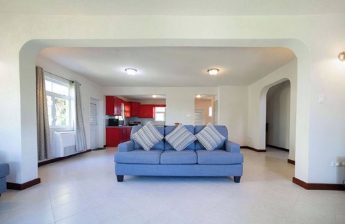 Deanes Condominio | Charming 3-bedroom apartment with AC and WiFi, 10 minutes to the beach St. James