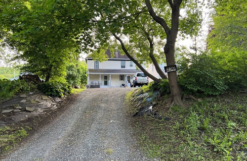 Corning Apartamento | Charming 3-bedroom apartment in Corning with WiFi, AC on Disc Golf Course