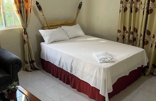 Gordon Town Cama Y Desayuno | Charming 3-bedroom B&B with AC, WiFi in St Andrew, Jamaica