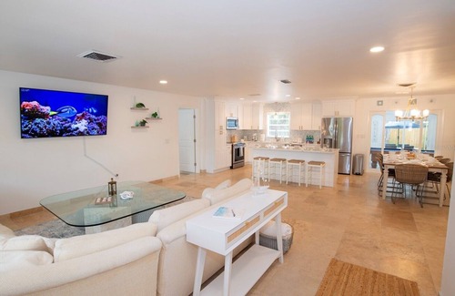 South Gate Ridge Casa | Charming 3-bedroom beach house in enchanting Sarasota only 8 minutes to Siesta