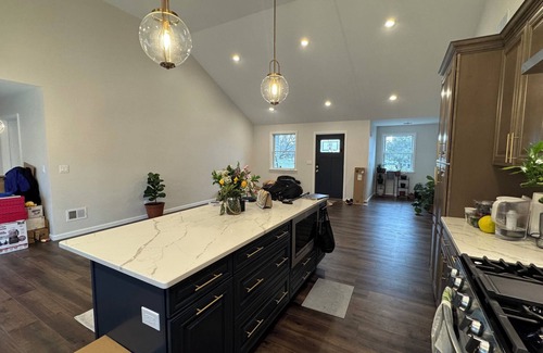 Edison Casa | Charming 3 Bedroom Bungalow in Wonderful Edison with AC, WiFi & Lot More