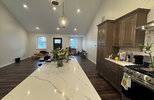Edison Casa | Charming 3 Bedroom Bungalow in Wonderful Edison with AC, WiFi & Lot More
