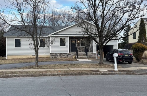Edison Casa | Charming 3 Bedroom Bungalow in Wonderful Edison with AC, WiFi & Lot More