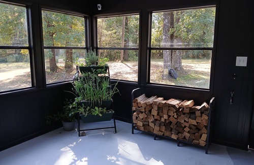 New Boston Casa | Charming 3-bedroom country house in New Boston. Privacy & relaxation unmatched.