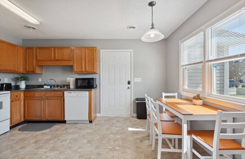 Kings Grant Cabaña | Charming 3-bedroom cottage in Wilmington close to Wrightsville Beach
