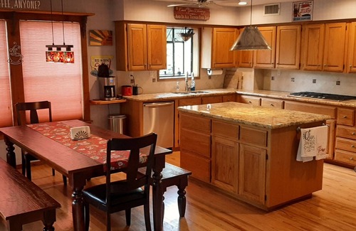 La Grange Cabina | Charming 3-bedroom cabin with WiFi, AC in serene La Grange