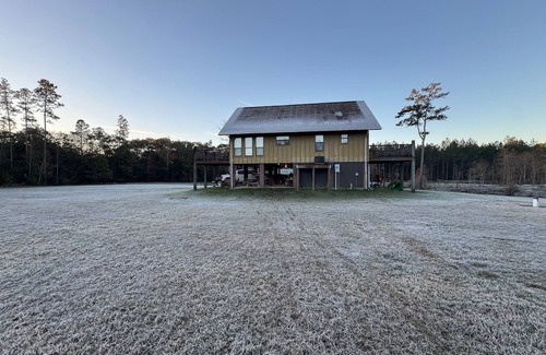 Lucedale Cabina | Charming 3-bedroom cabin with WiFi, AC on Escatawpa River in Lucedale MS