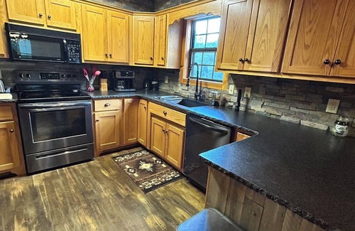 Etoile Cabina | Charming 3-bedroom cabin with AC and WiFi at Barren River Lake in Lucas, KY